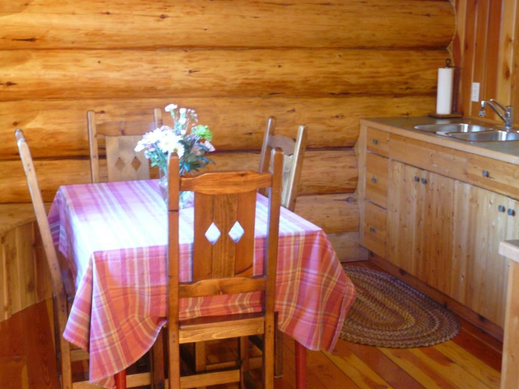 Hitching Post Resort Kelowna Quarto foto