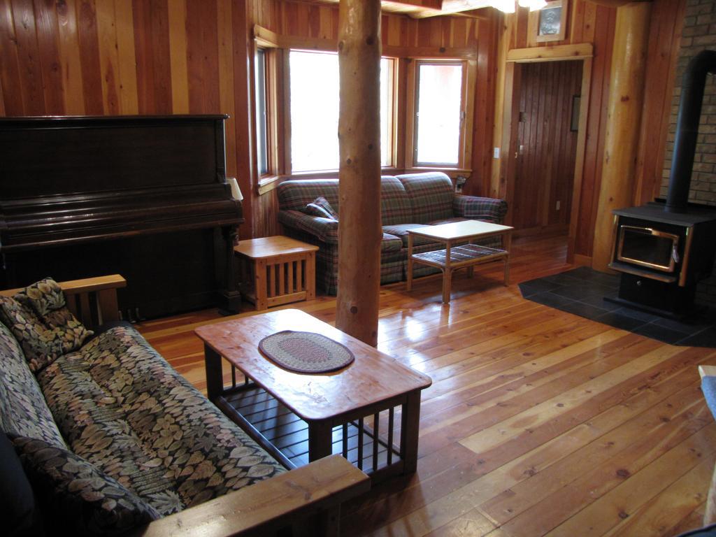 Hitching Post Resort Kelowna Exterior foto